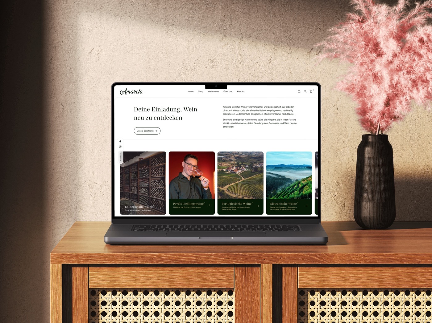 Amarela Website auf einem Laptop mit Wein-Einladungsseite