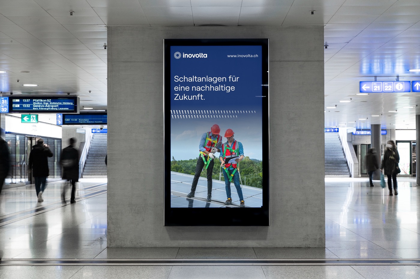 inovolta Plakat in einem Bahnhof mit neuer Markenidentität