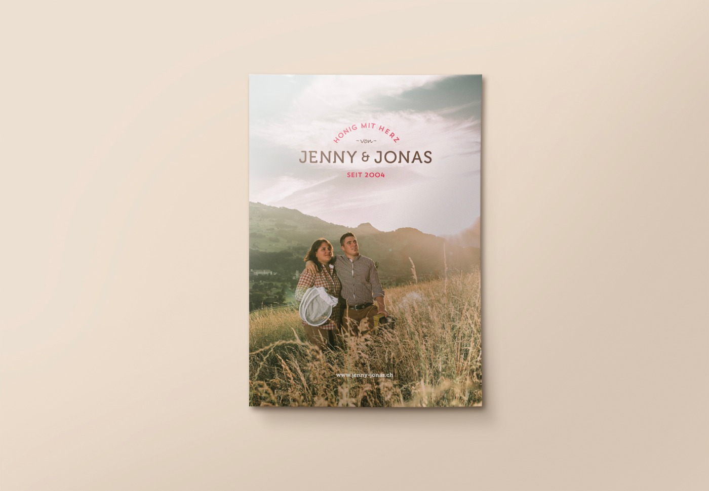 Jenny & Jonas Broschüre Cover mit Portrait im Feld