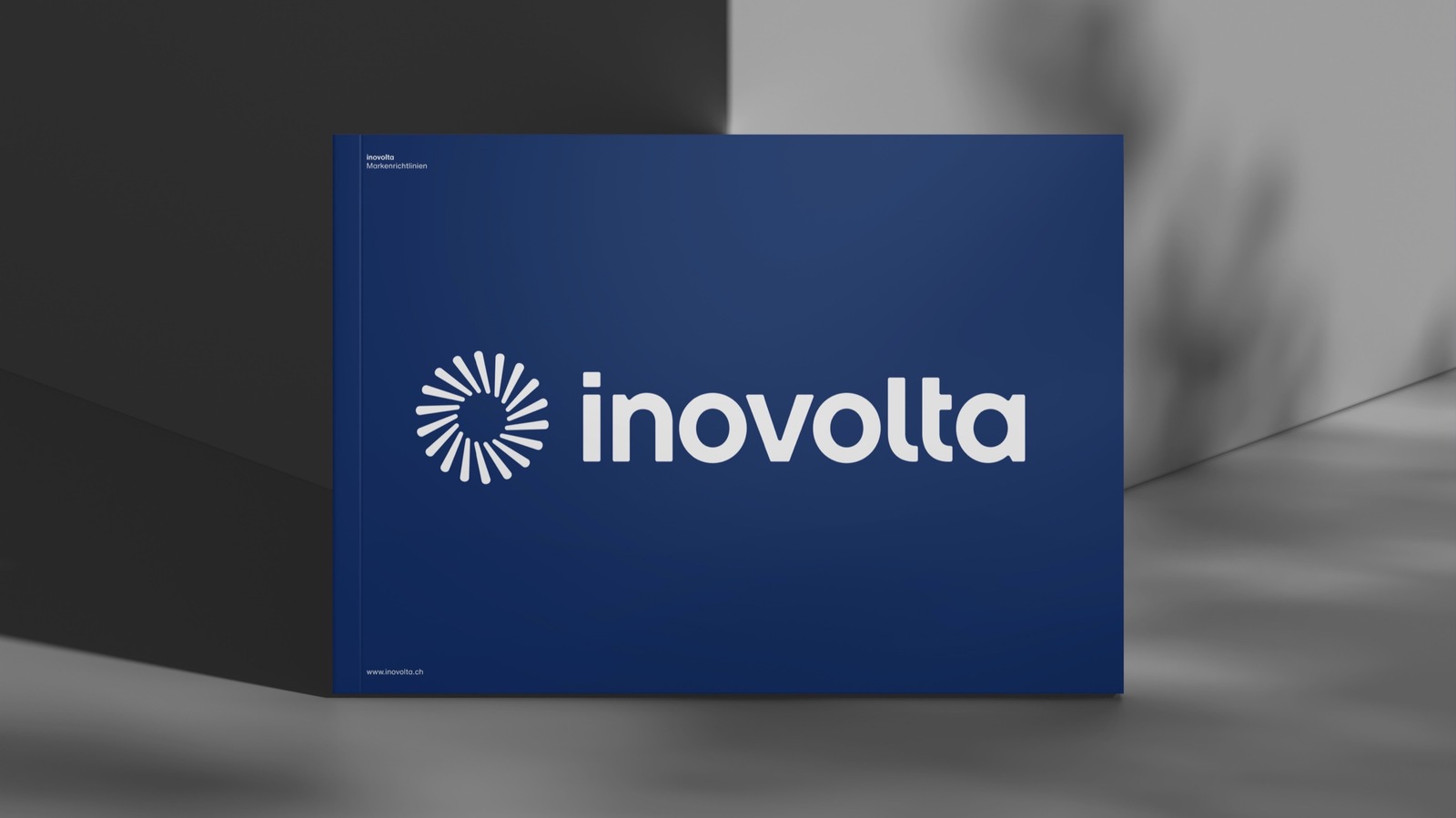 inovolta Logo auf blauer Karte