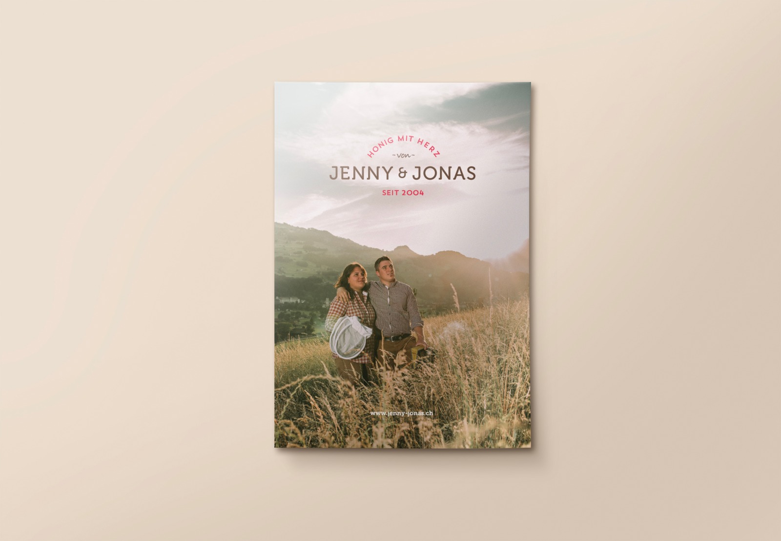 Jenny & Jonas Broschüre Cover mit Portrait im Feld