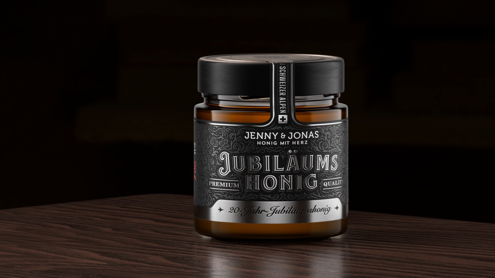 Jenny & Jonas Jubiläumshonig Einzelglas auf Holz