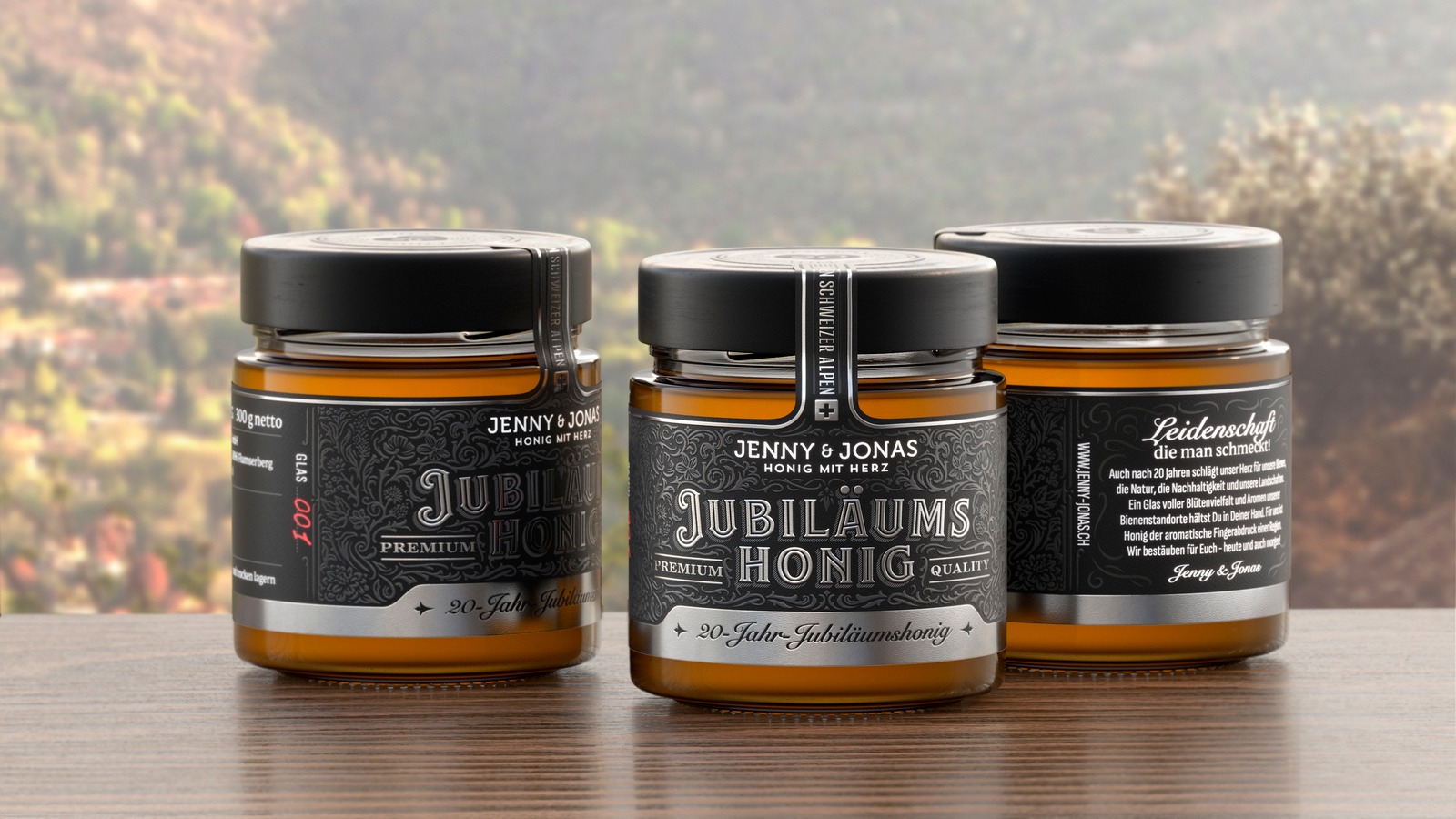 Jenny & Jonas Jubiläumshonig Produktgruppe vor Berglandschaft
