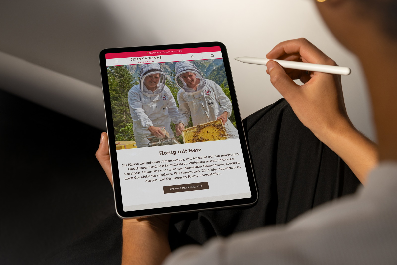 Jenny & Jonas Website auf einem iPad Pro in einer warmen Cafészene