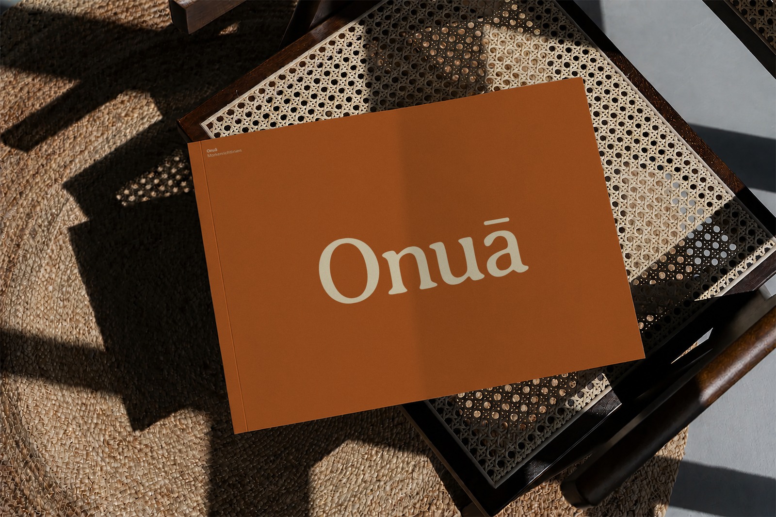 Onuā Brand Guide auf einem Stuhl
