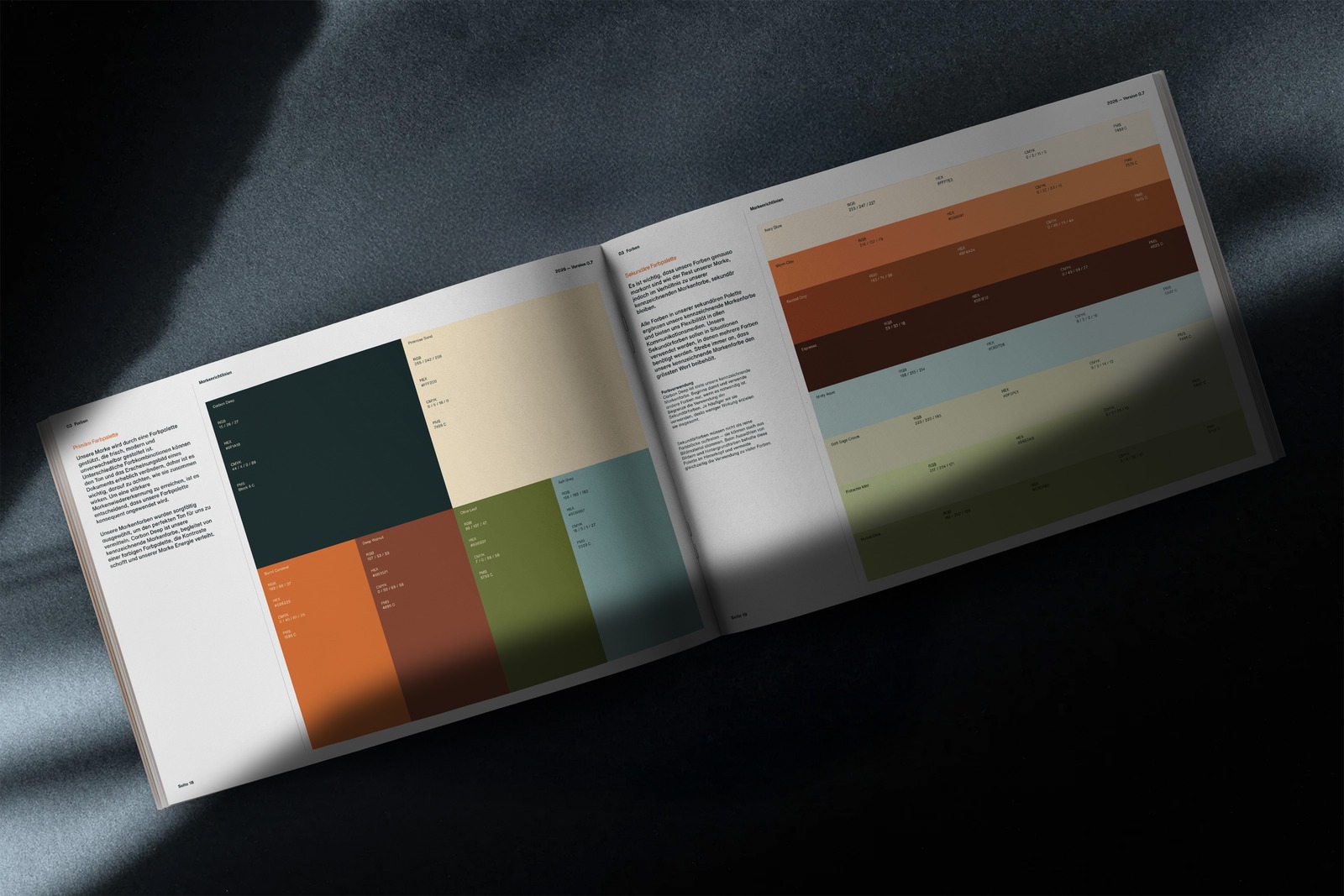 Onuā Brand Guide mit Farbpalette auf dunklem Untergrund