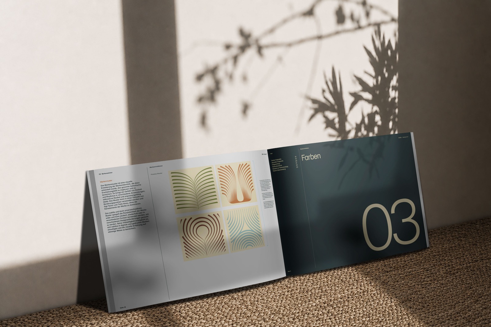 Geöffneter Onuā Brand Guide mit Farben und Mustern