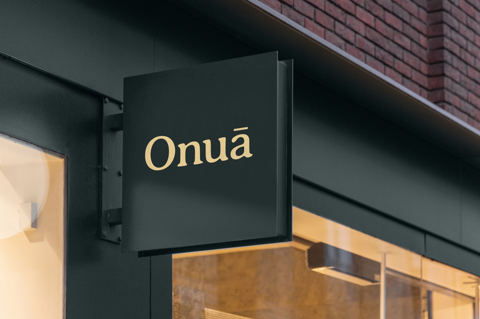 Onuā Ausleger mit Logotype an der Praxisfassade