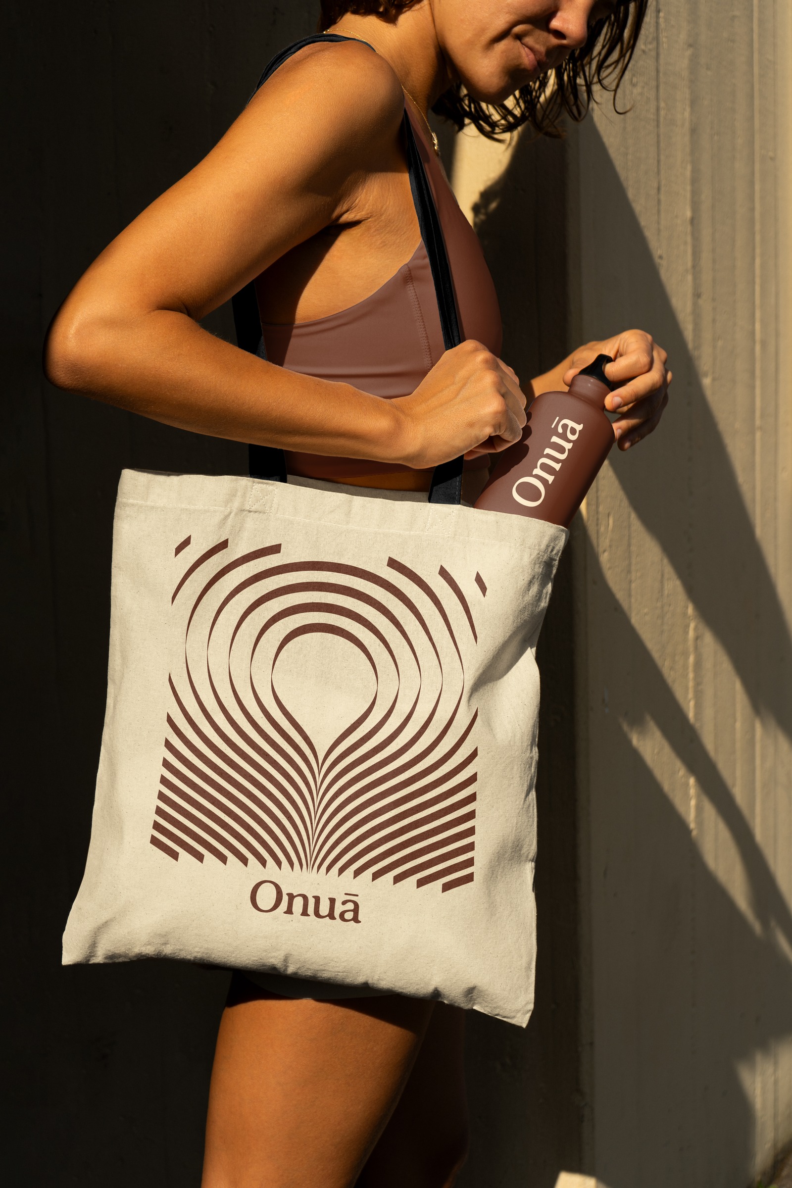 Onuā Stofftasche mit Markenmuster und Trinkflasche