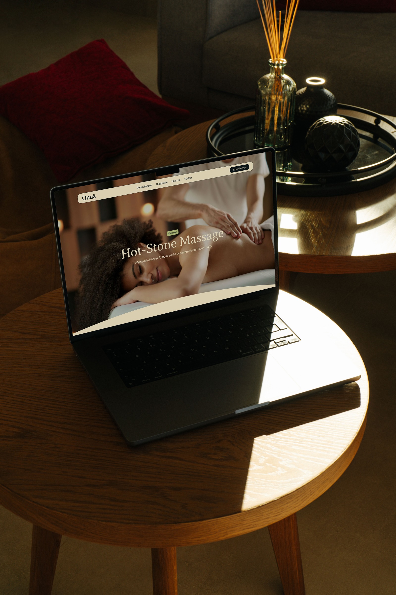 Onuā Website auf einem Laptop im Praxisraum