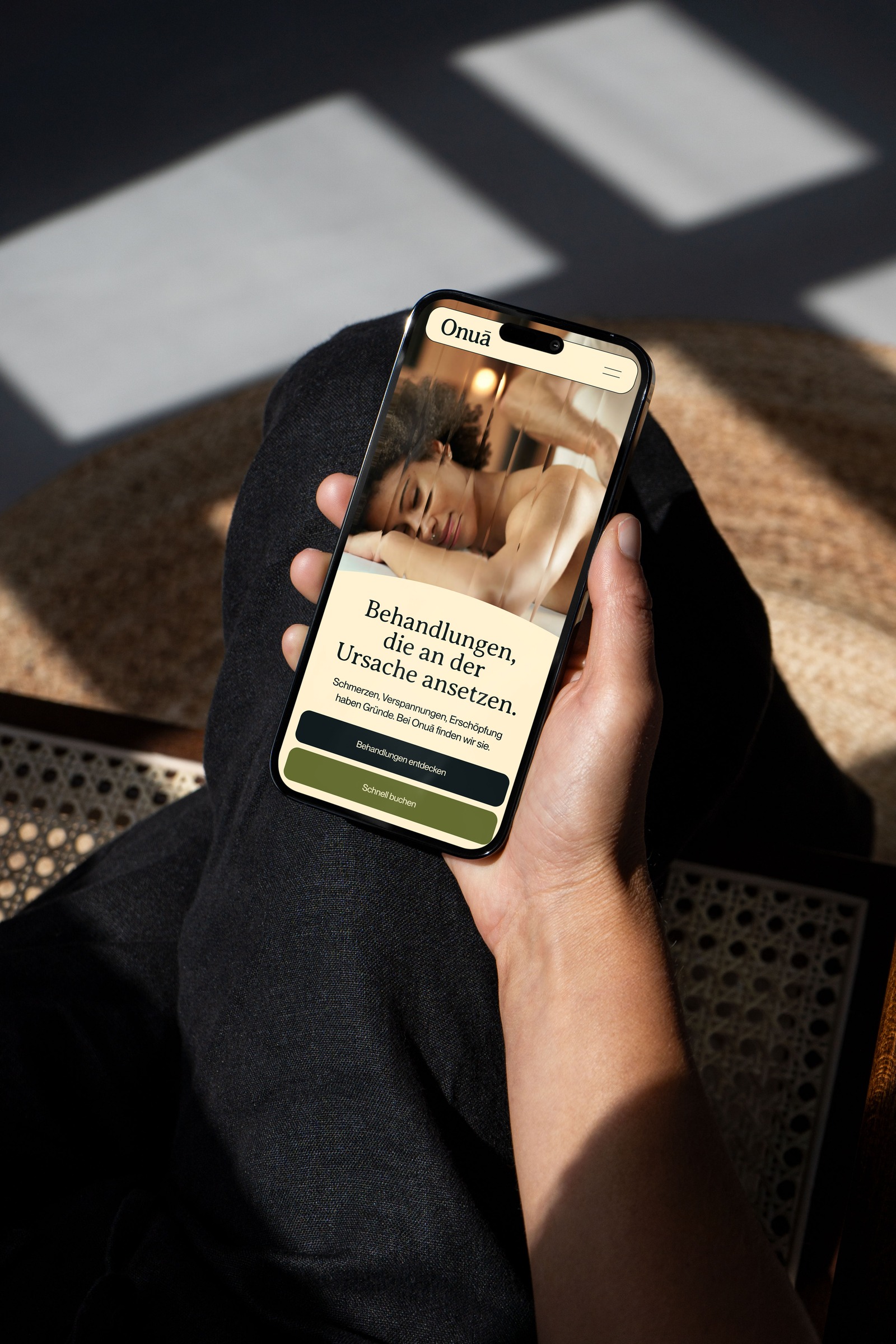 Onuā Website auf einem Smartphone mit Behandlungsübersicht