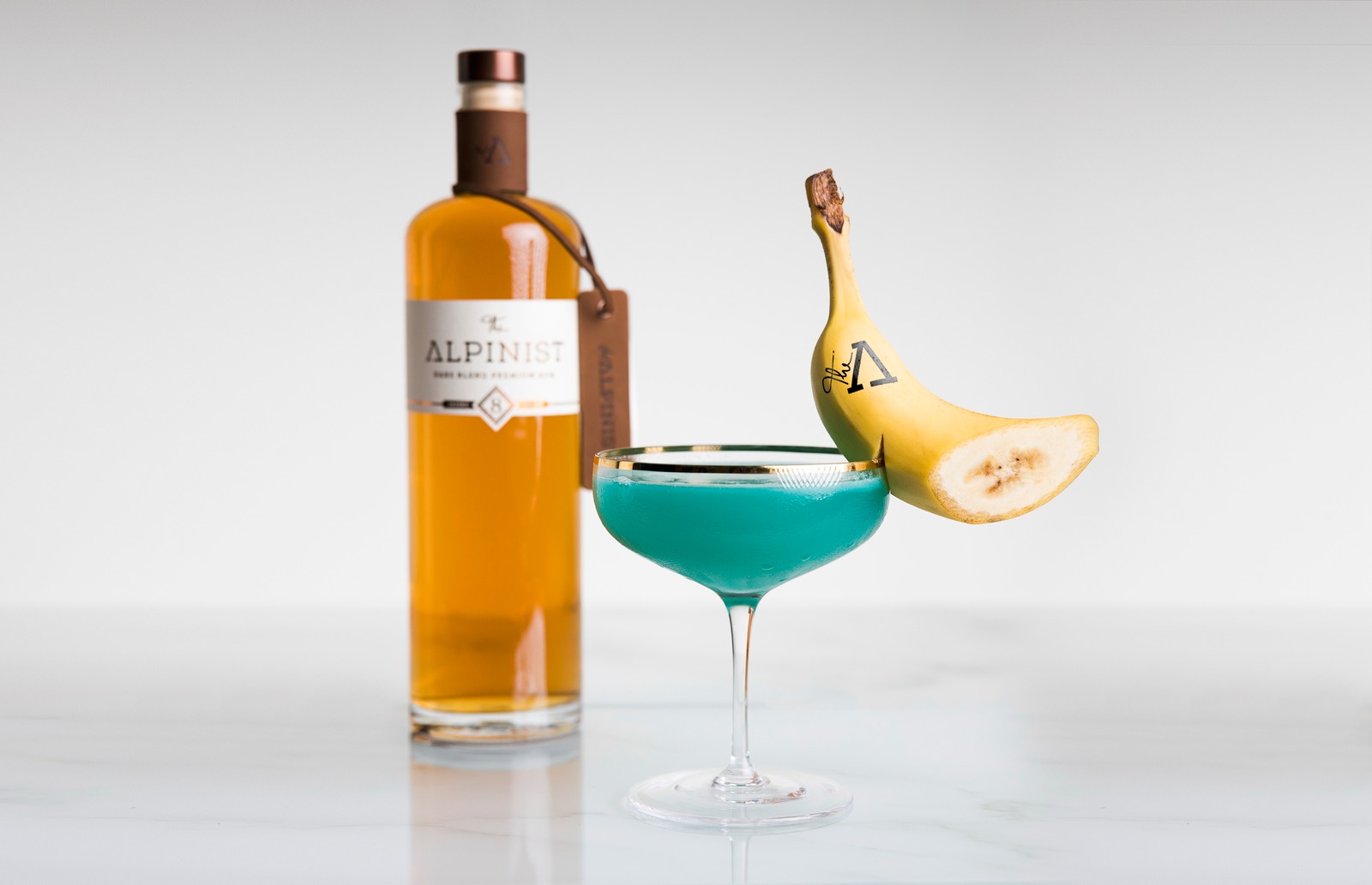 The Alpinist Alpinana Cocktail mit blauer Farbe