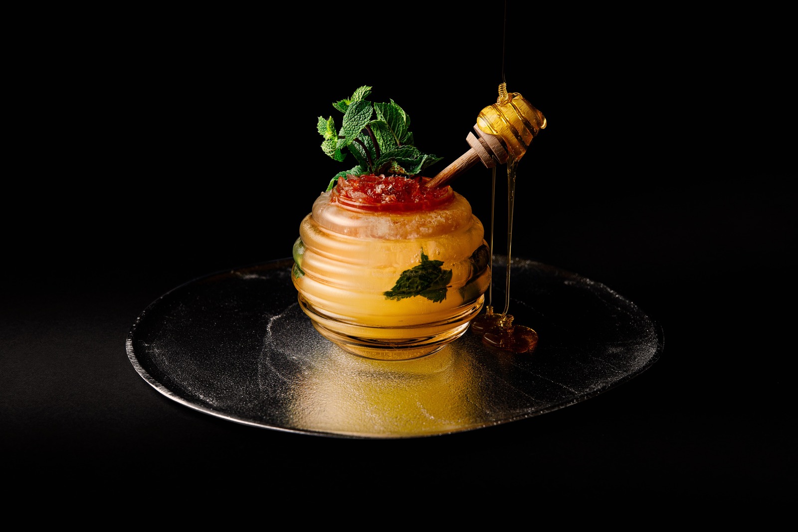 The Alpinist Alpine Bee Cocktail mit Honiglöffel und Kräutern