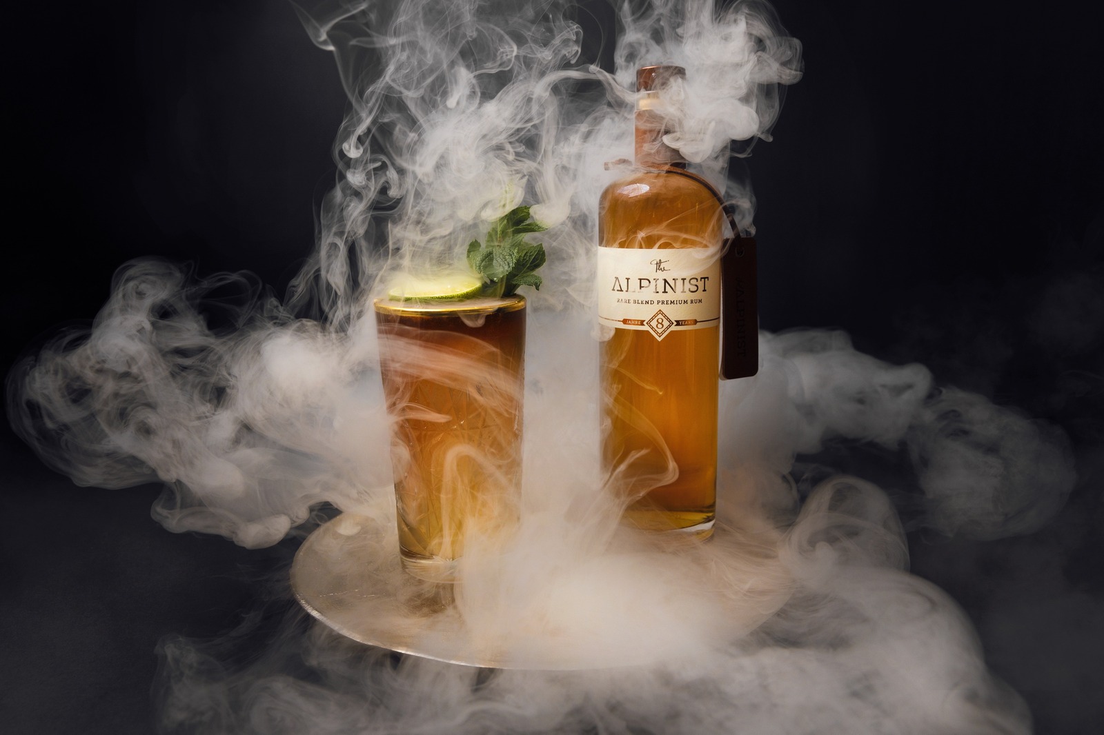 The Alpinist Dark n Stormy mit Flasche und Rauch