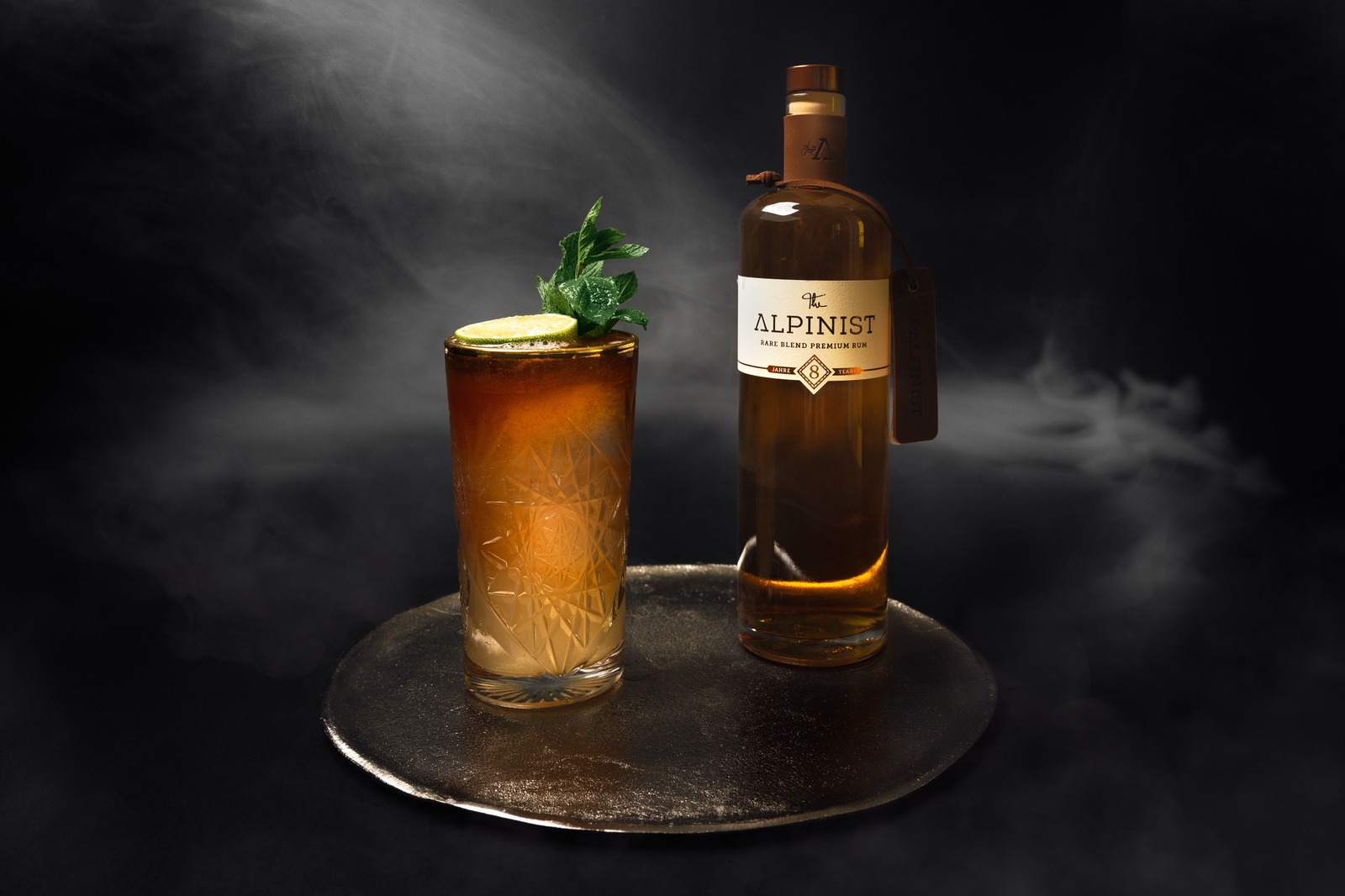 The Alpinist Dark n Stormy mit Flasche auf dunklem Set