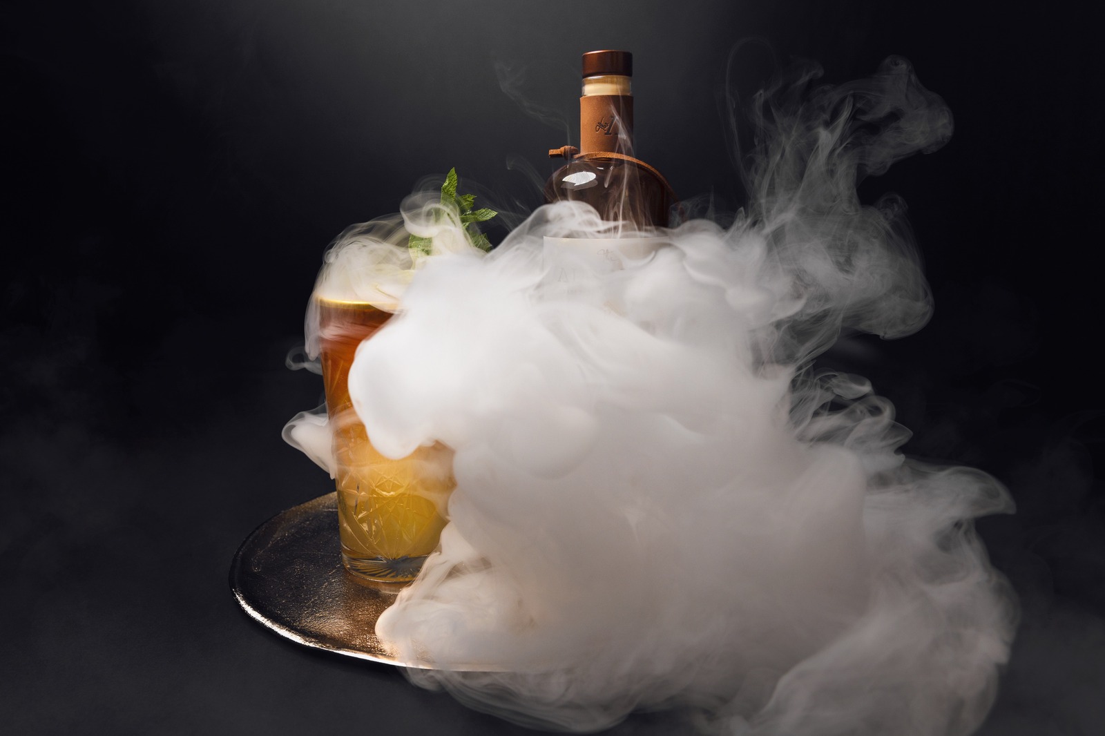 The Alpinist Dark n Stormy Cocktail im Rauch