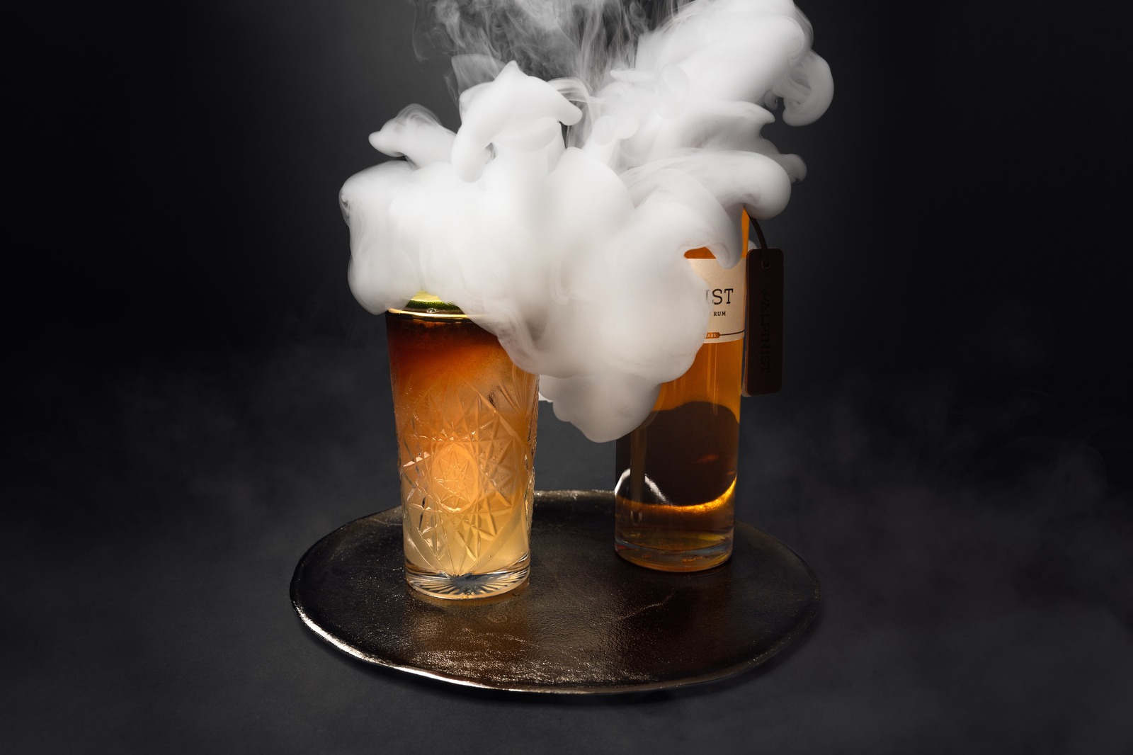 The Alpinist Dark n Stormy Highball mit Rauch