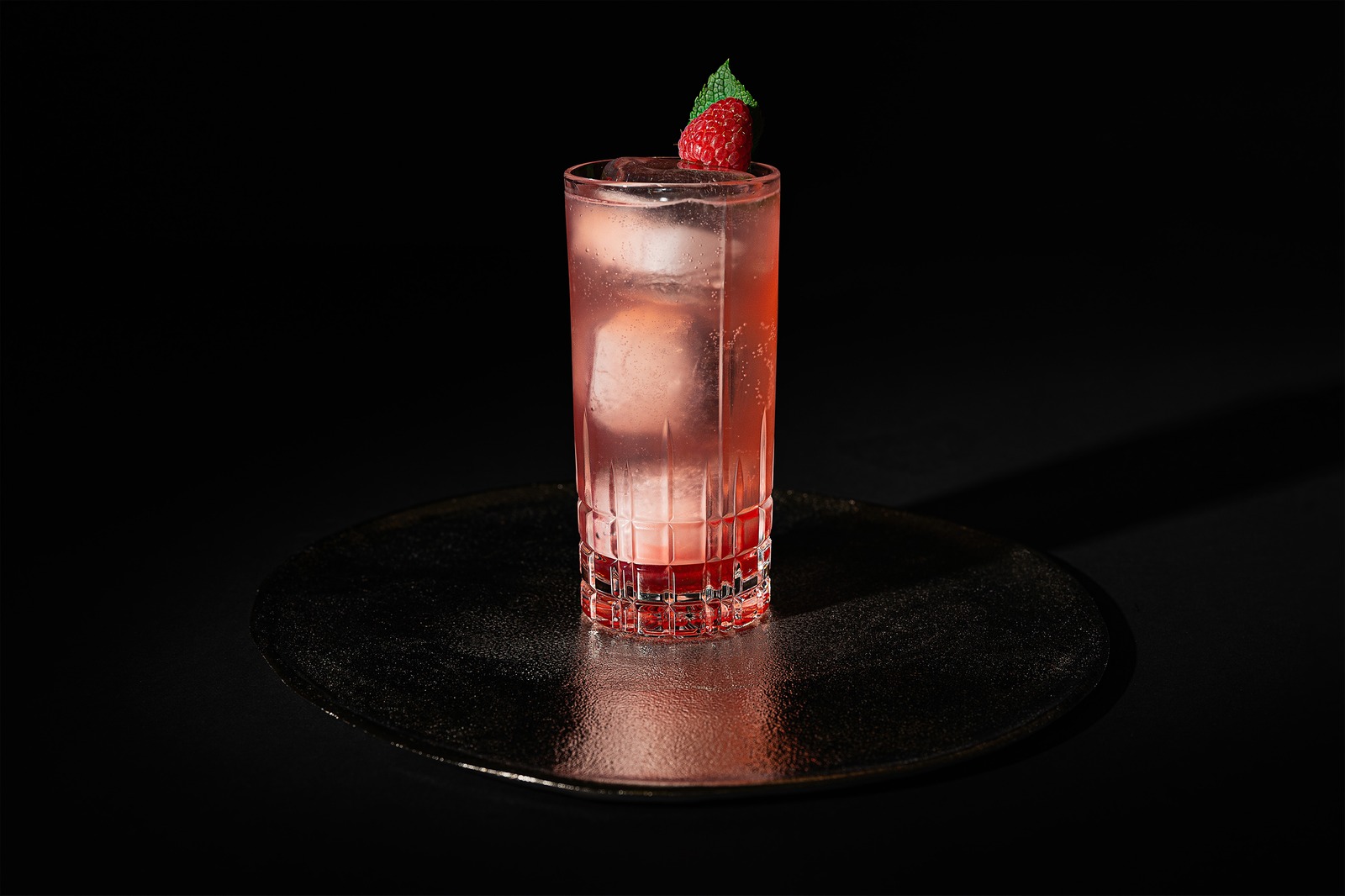 The Alpinist Floradora Cocktail mit Himbeere