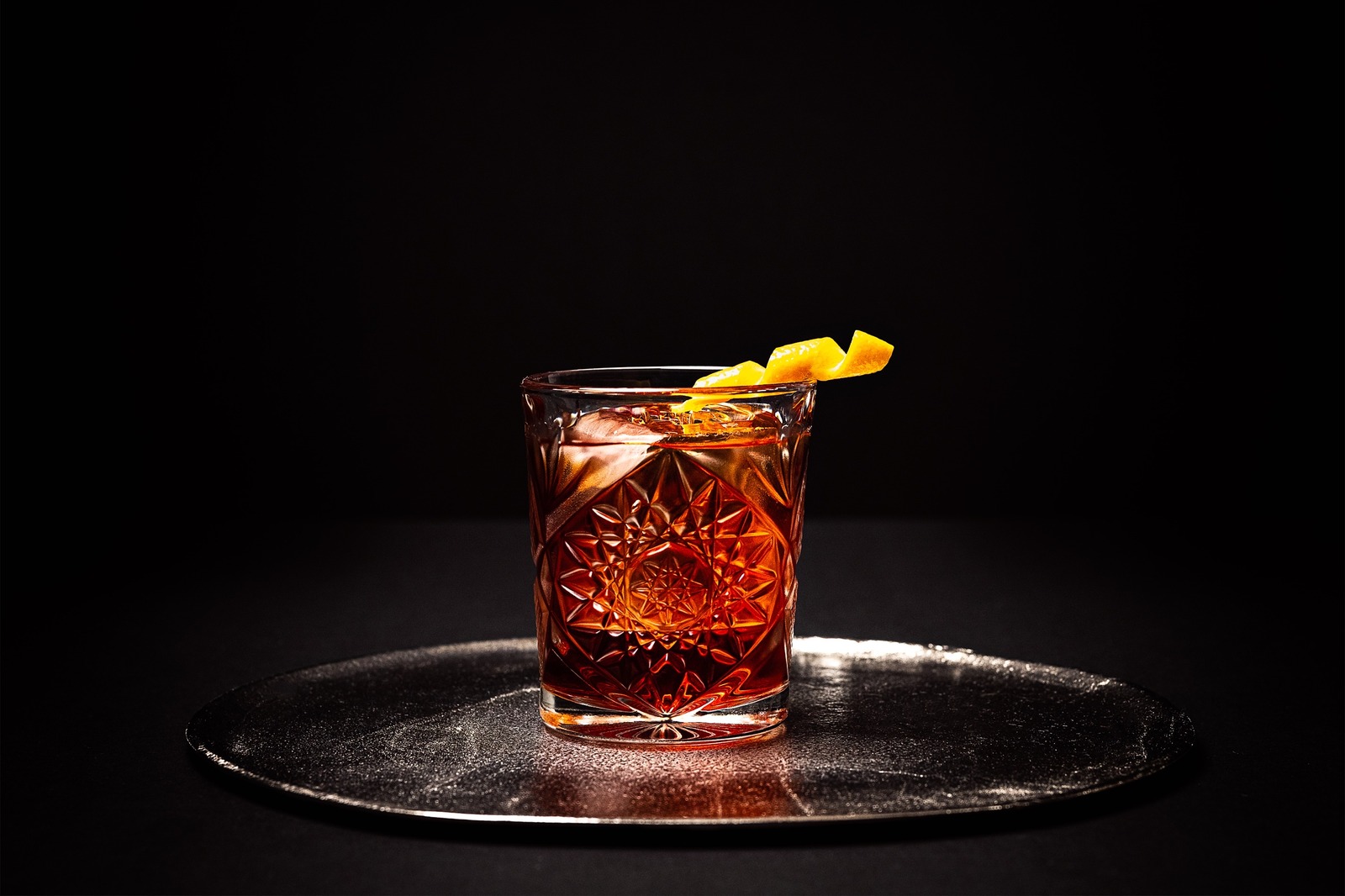 The Alpinist Negroni auf dunklem Tablett
