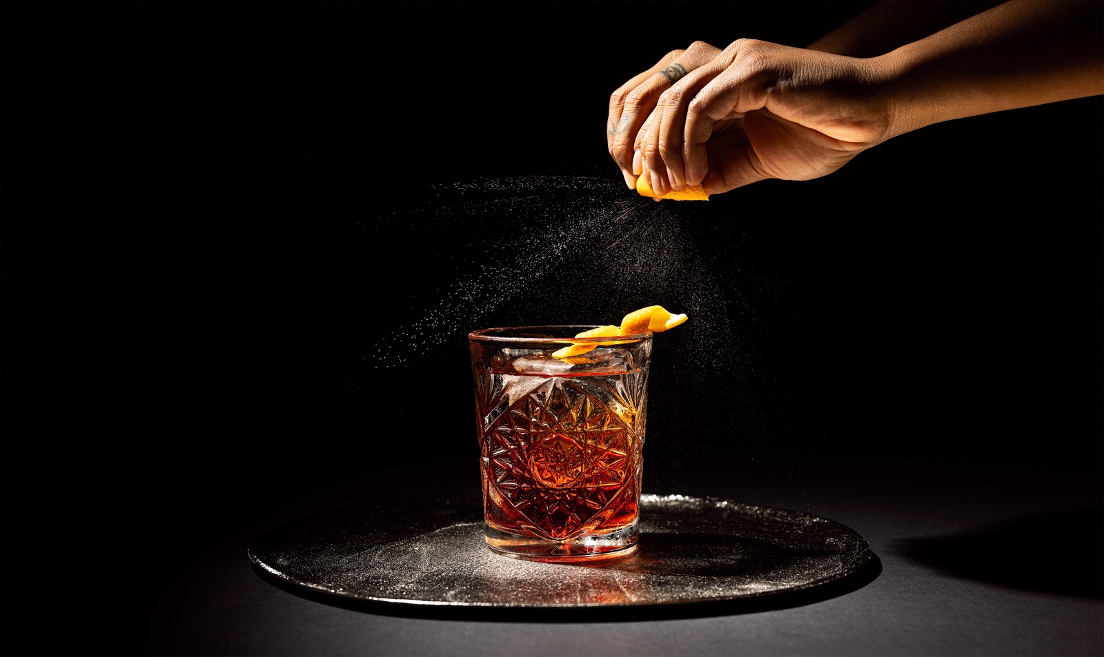 The Alpinist Negroni mit Orangenzeste