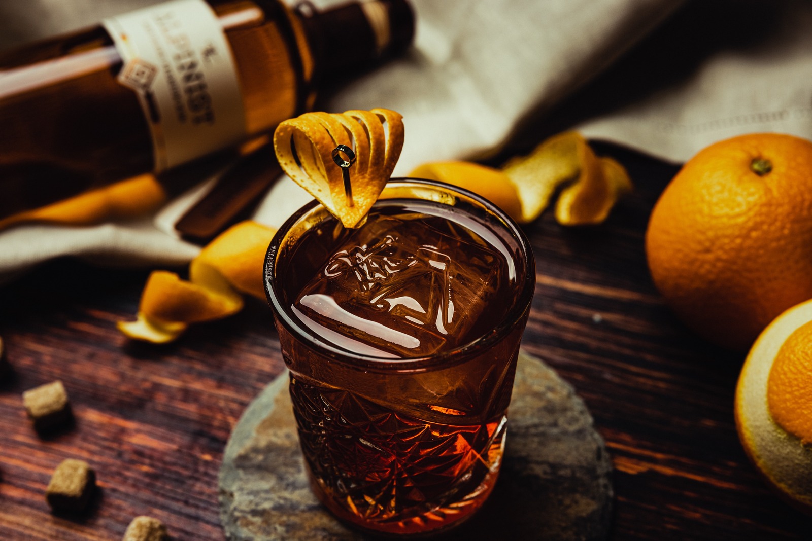 The Alpinist Old Fashioned mit Orange und Schokolade
