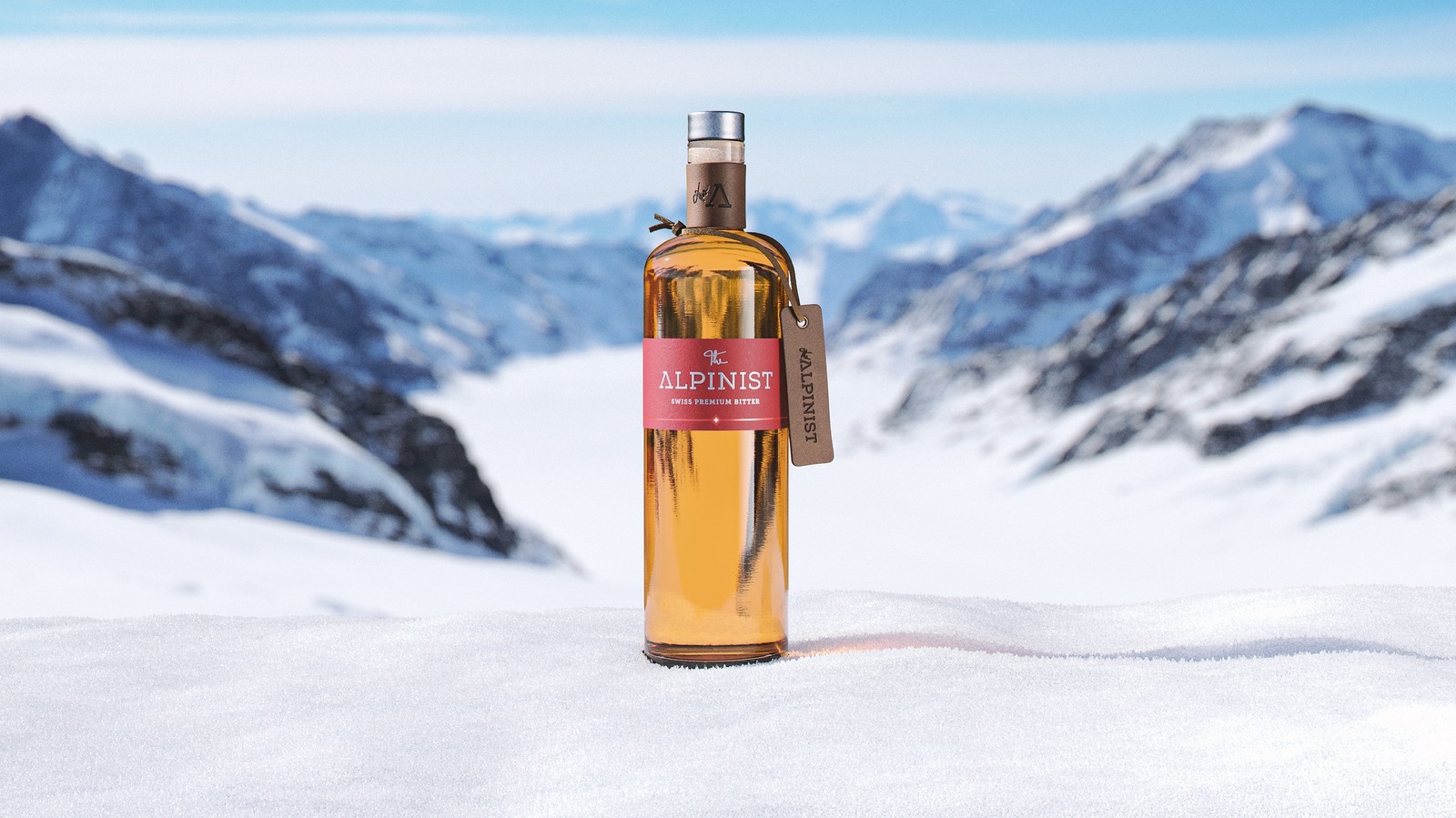 The Alpinist Bitter Flasche im Schnee