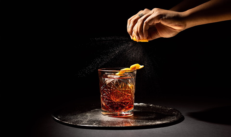 The Alpinist Negroni mit Orangenzeste