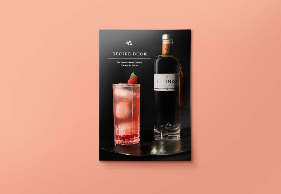 The Alpinist Rezeptbuch Cover mit Floradora Cocktail