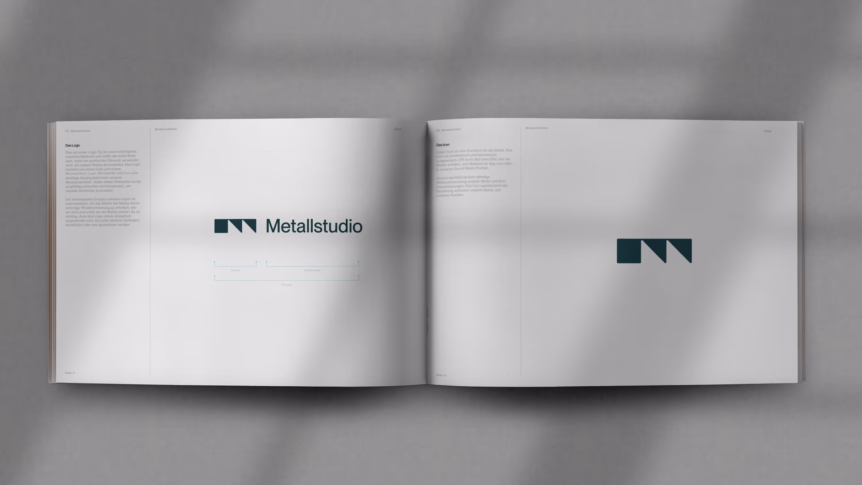 Metallstudio Brand Guide mit Logo-Seiten