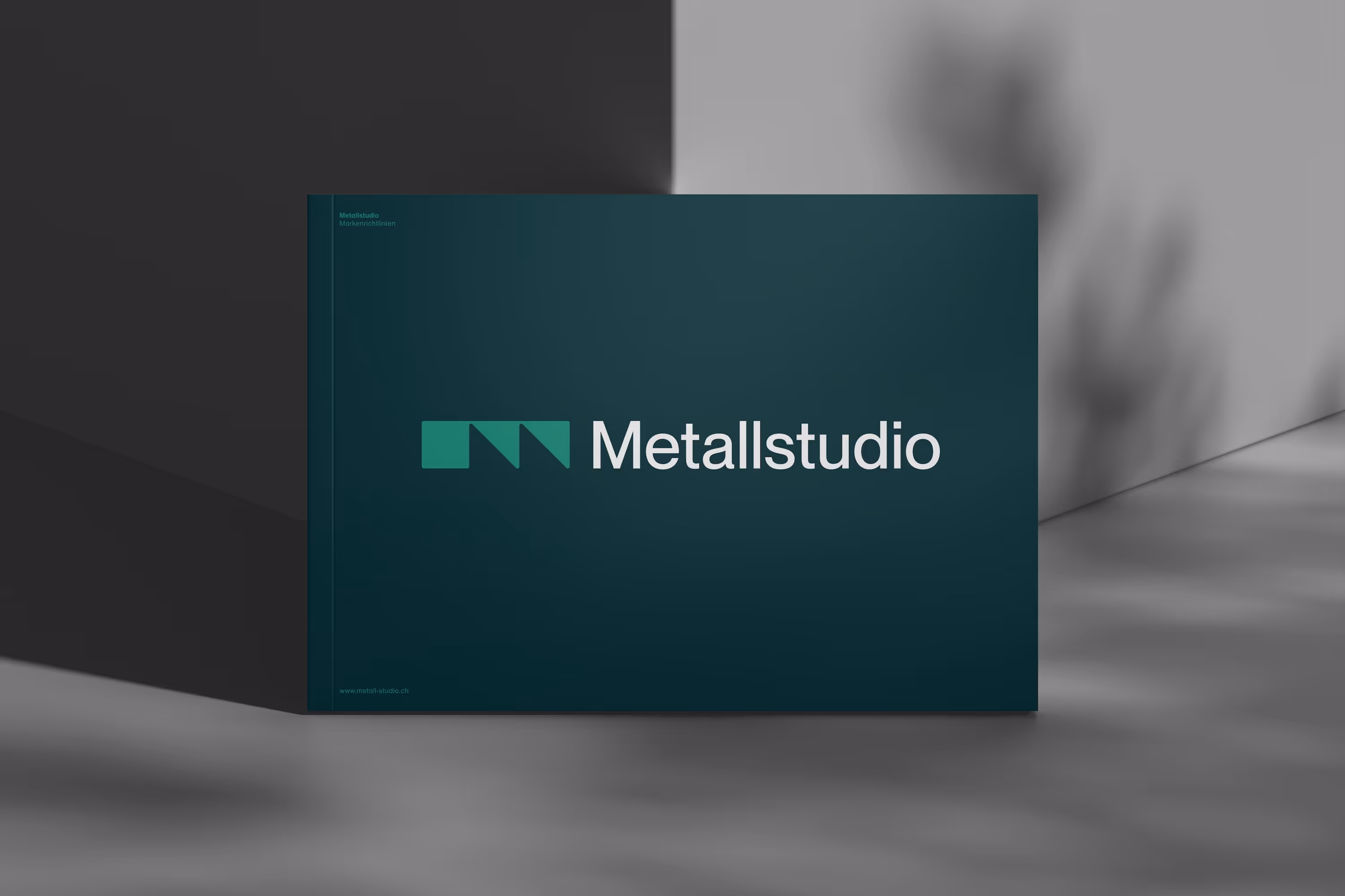 Metallstudio Logo auf dunkelgrüner Karte